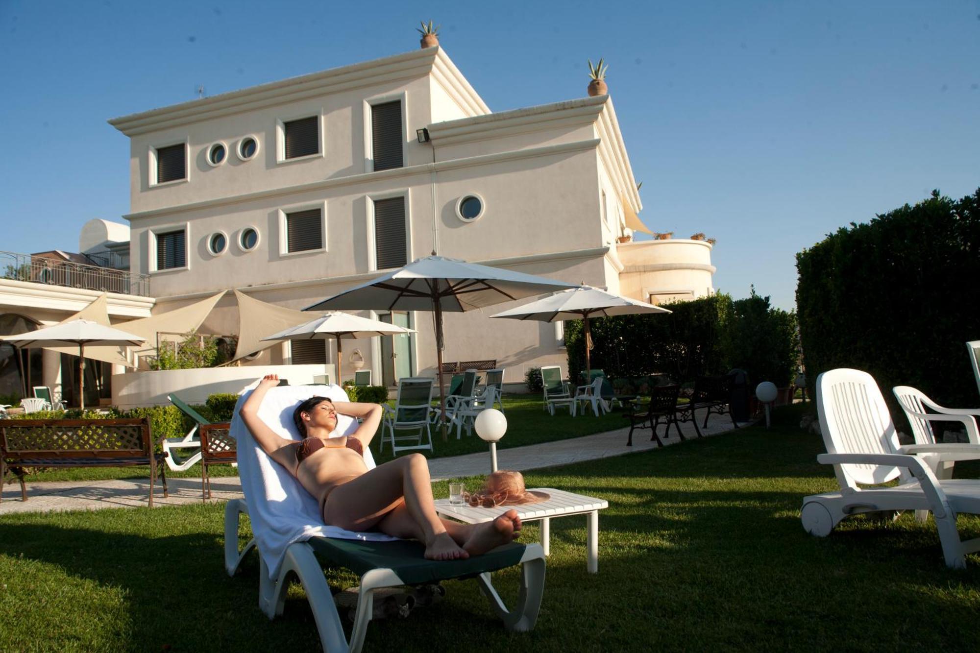 Hotel D'Altavilla คาโนซา ดิ พูเจลีย ภายนอก รูปภาพ